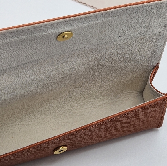 Tory Burch Logo Slim Eyeglasses Case with Cleaning Cloth - Picture 3 of 3